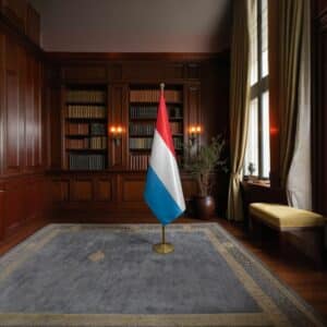 drapeau Luxembourg avec mat