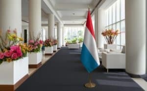 drapeau Luxembourg avec mat