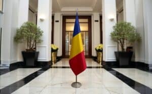 drapeau Roumanie avec pied