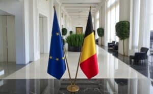 drapeau belge avec mat