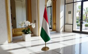 drapeau Hongrie avec pied