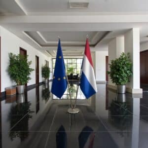 drapeau Pays-Bas et UE sur pied